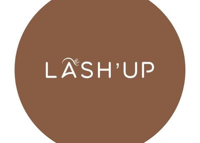 Logo van Lash’Up in Purmerend, Noord-Holland, NL op een bruine achtergrond.