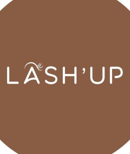 Logo van Lash’Up in Purmerend, Noord-Holland, NL op een bruine achtergrond.