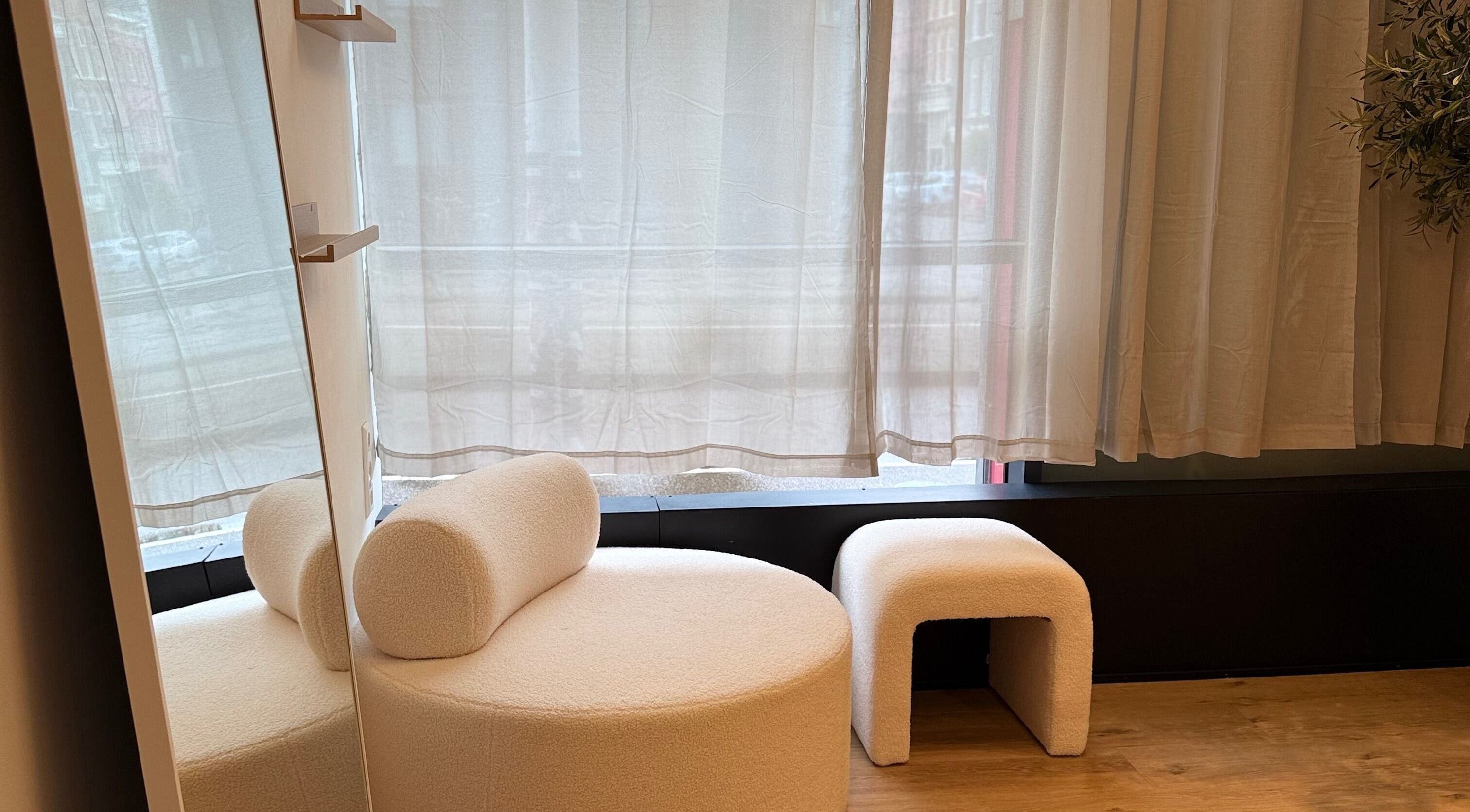 Stijlvolle wachtruimte bij Lash’Up x Mels Drip in Purmerend, Noord-holland, NL met zachte zitmeubelen.