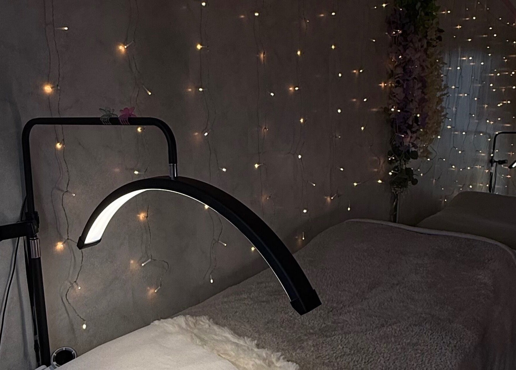 Sfeervol ingerichte salonhoek bij Lash’Up in Purmerend, Noord-holland, NL, met lichtjes en comfortabele behandeltafel.