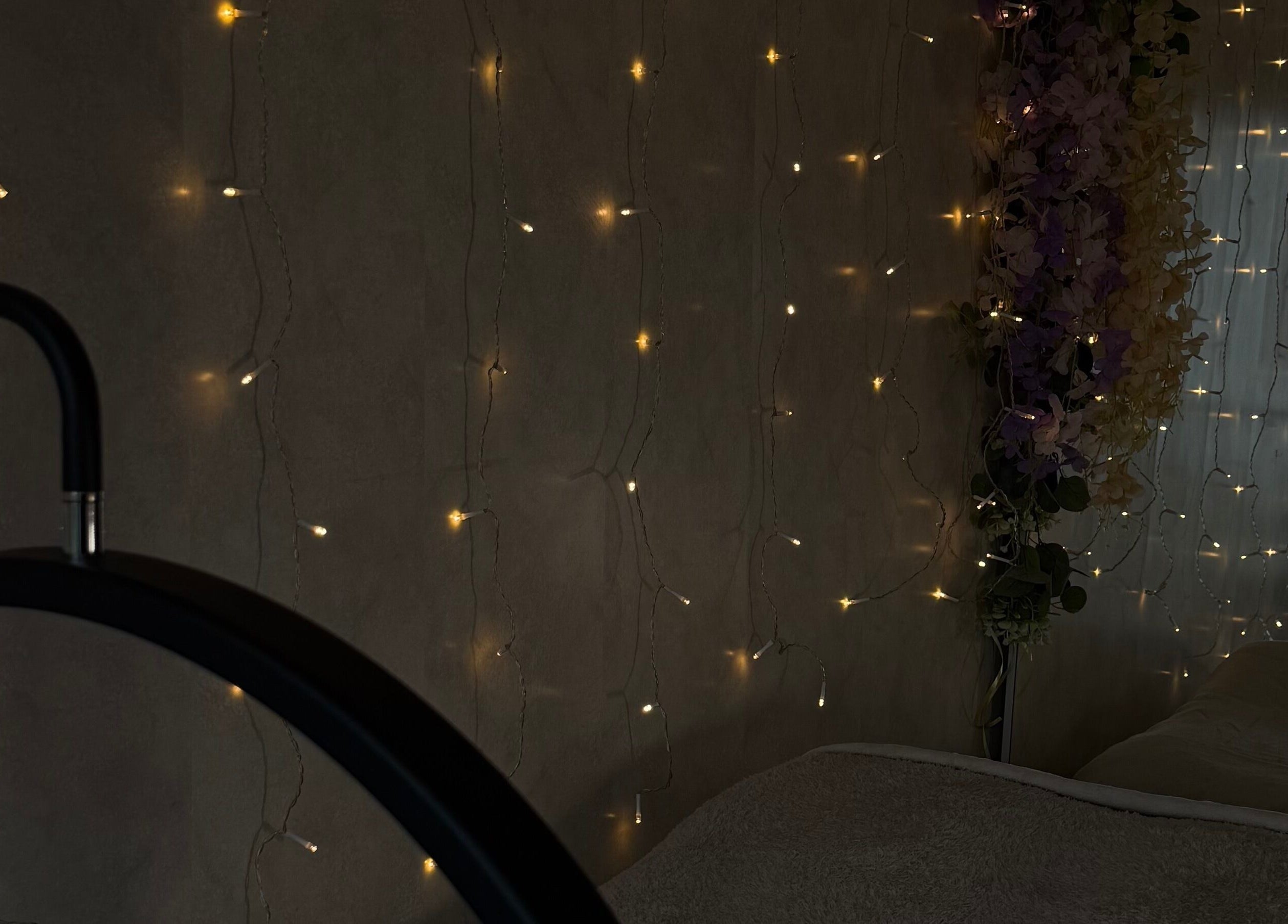 Sfeerverlichting en bloemendecoratie in Lash’Up, Purmerend, Noord-holland, NL. Rustige wellnessomgeving.