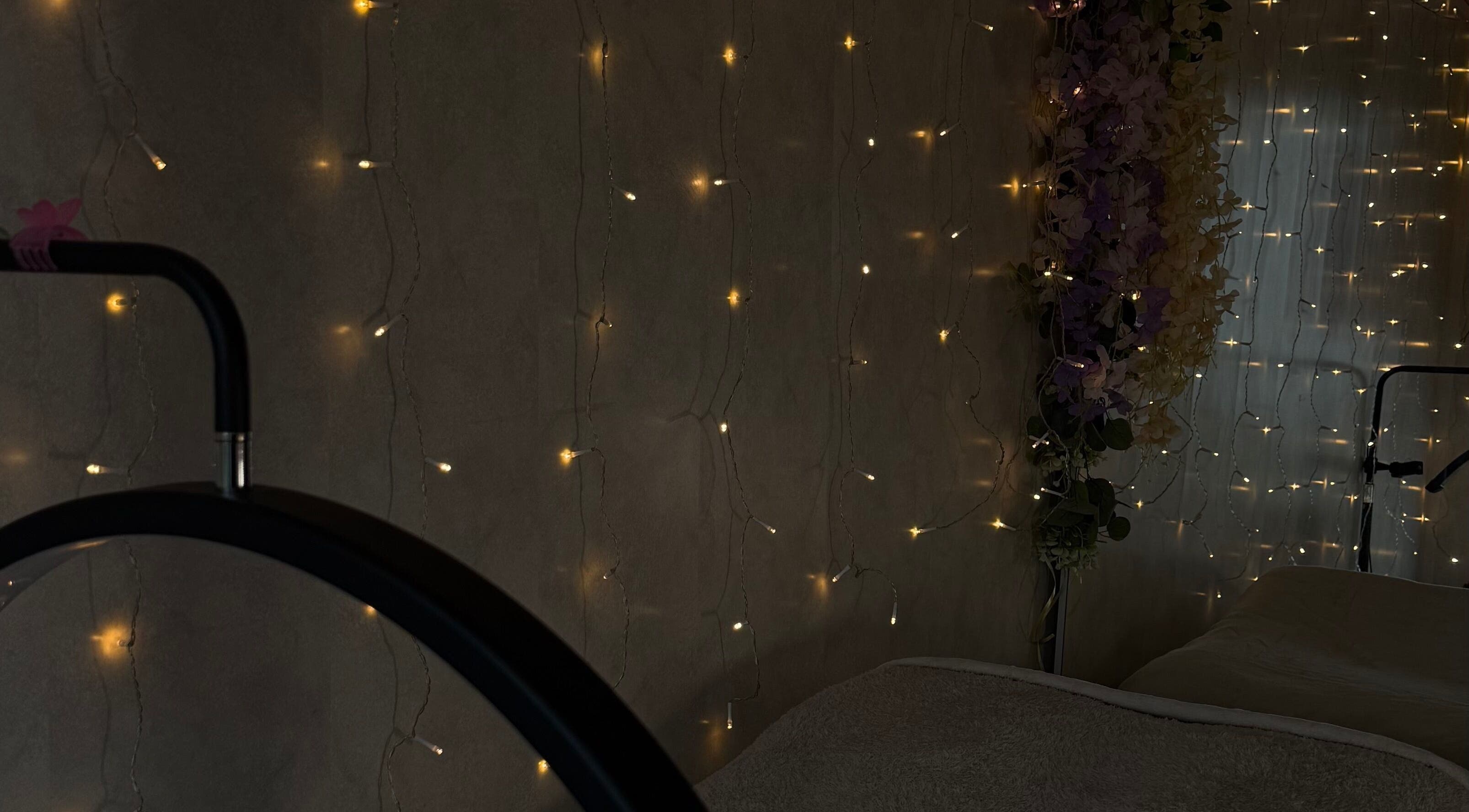 Sfeerverlichting en bloemendecoratie in Lash’Up, Purmerend, Noord-holland, NL. Rustige wellnessomgeving.