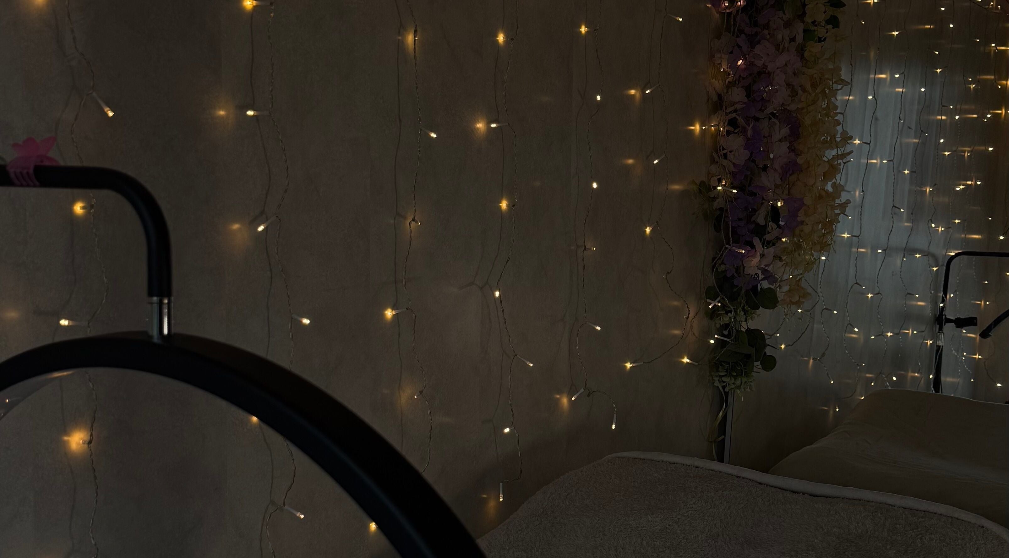 Sfeerverlichting en bloemendecoratie in Lash’Up, Purmerend, Noord-holland, NL. Rustige wellnessomgeving.