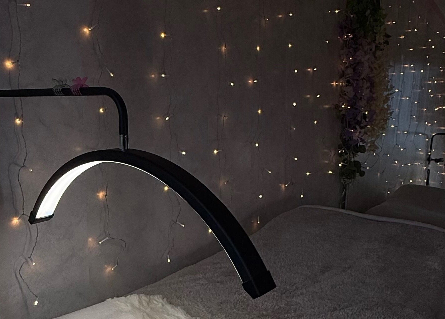 Sfeervolle behandeltafel bij Lash’Up in Purmerend, Noord-Holland, NL met zacht verlichte wand.