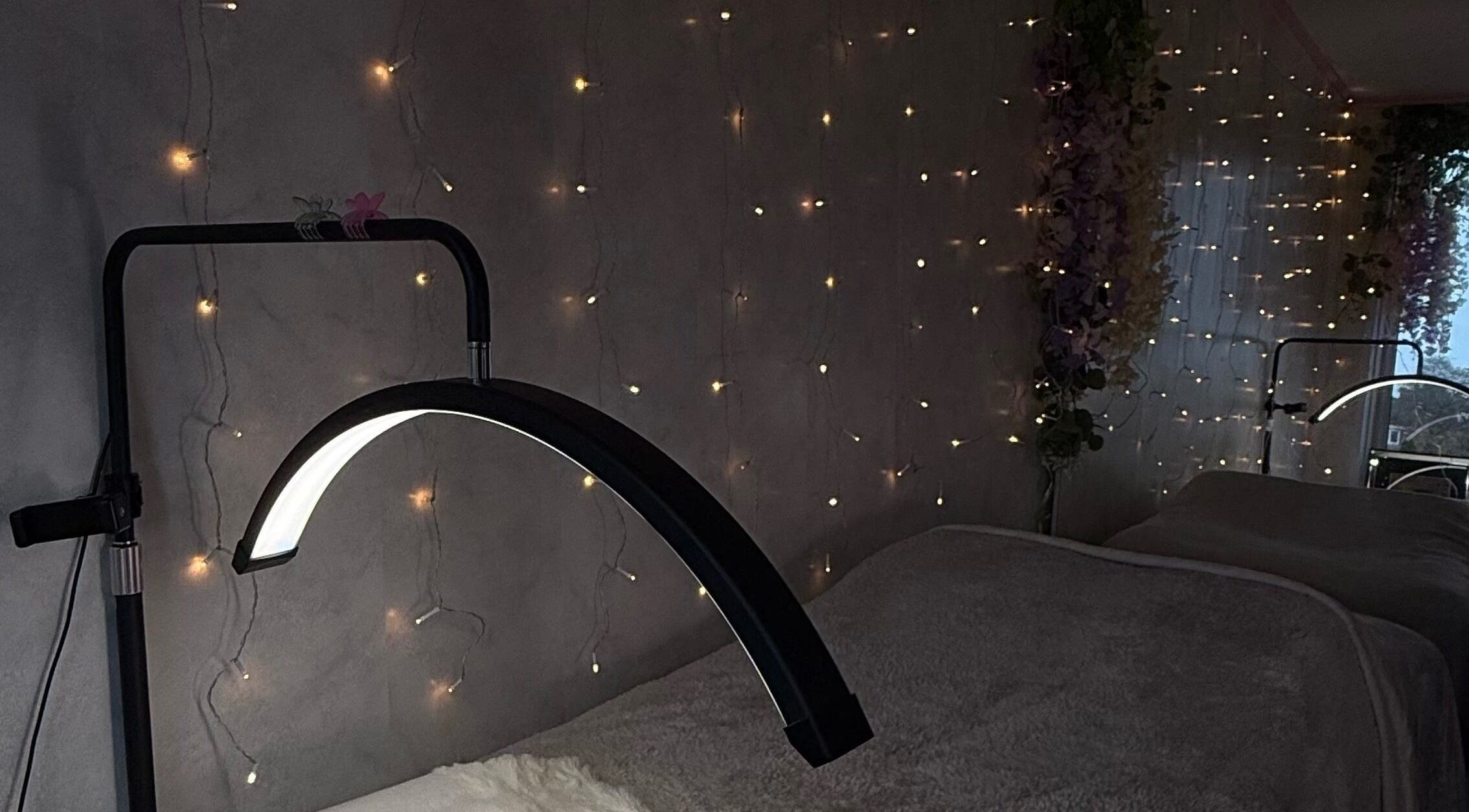 Sfeervolle behandeltafel bij Lash’Up in Purmerend, Noord-Holland, NL met zacht verlichte wand.