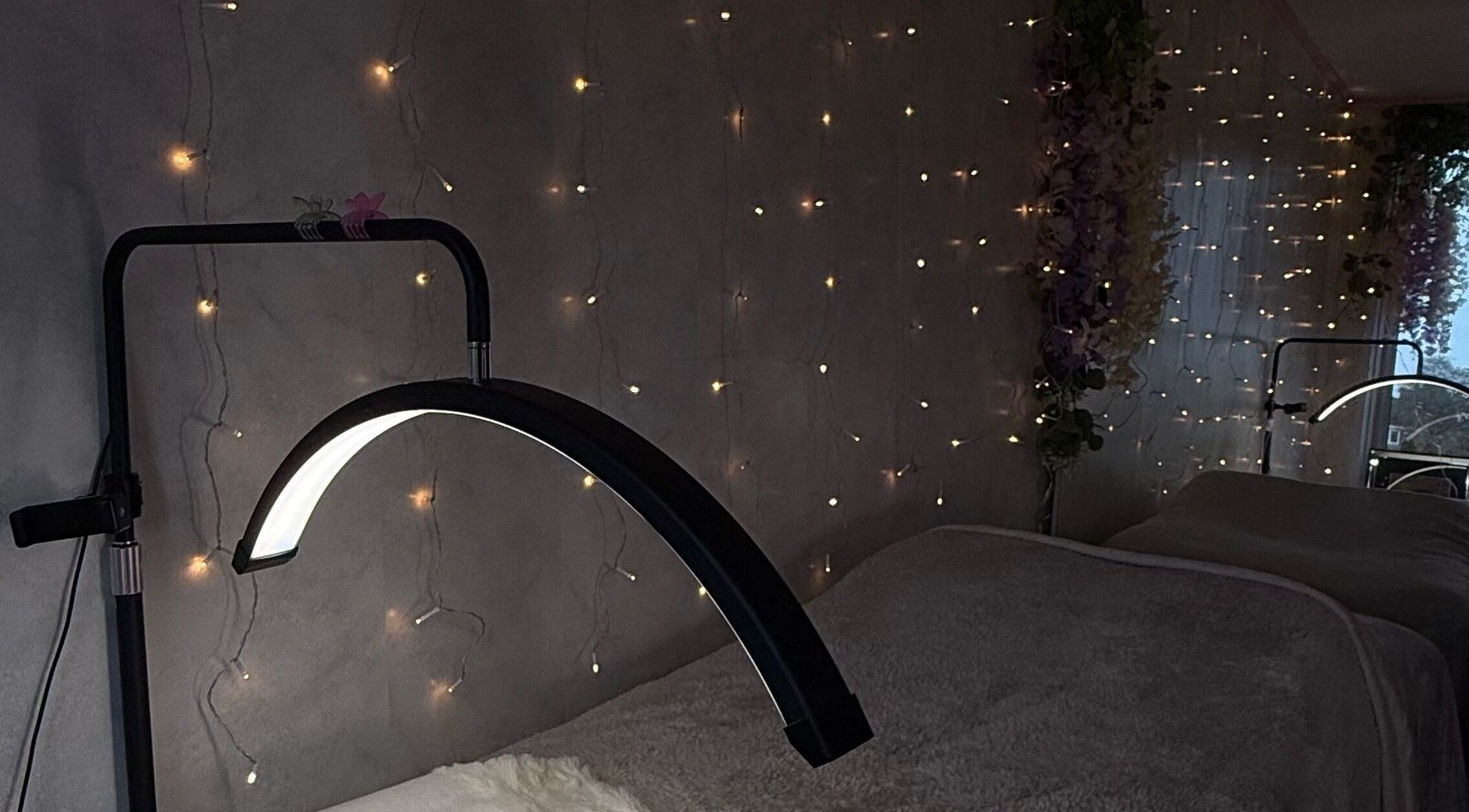 Sfeervolle behandeltafel bij Lash’Up in Purmerend, Noord-Holland, NL met zacht verlichte wand.