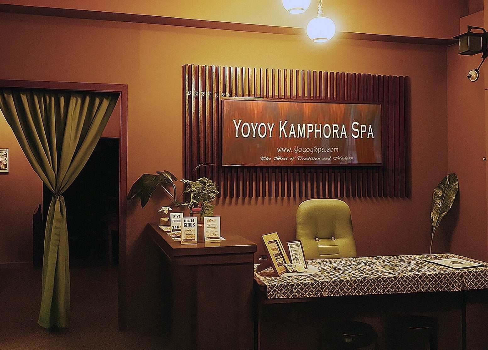 Reception area at Yoyoy Kamphora Spa at Taman Melawati (Ladies Only), Kuala Lumpur, welcoming with elegance.