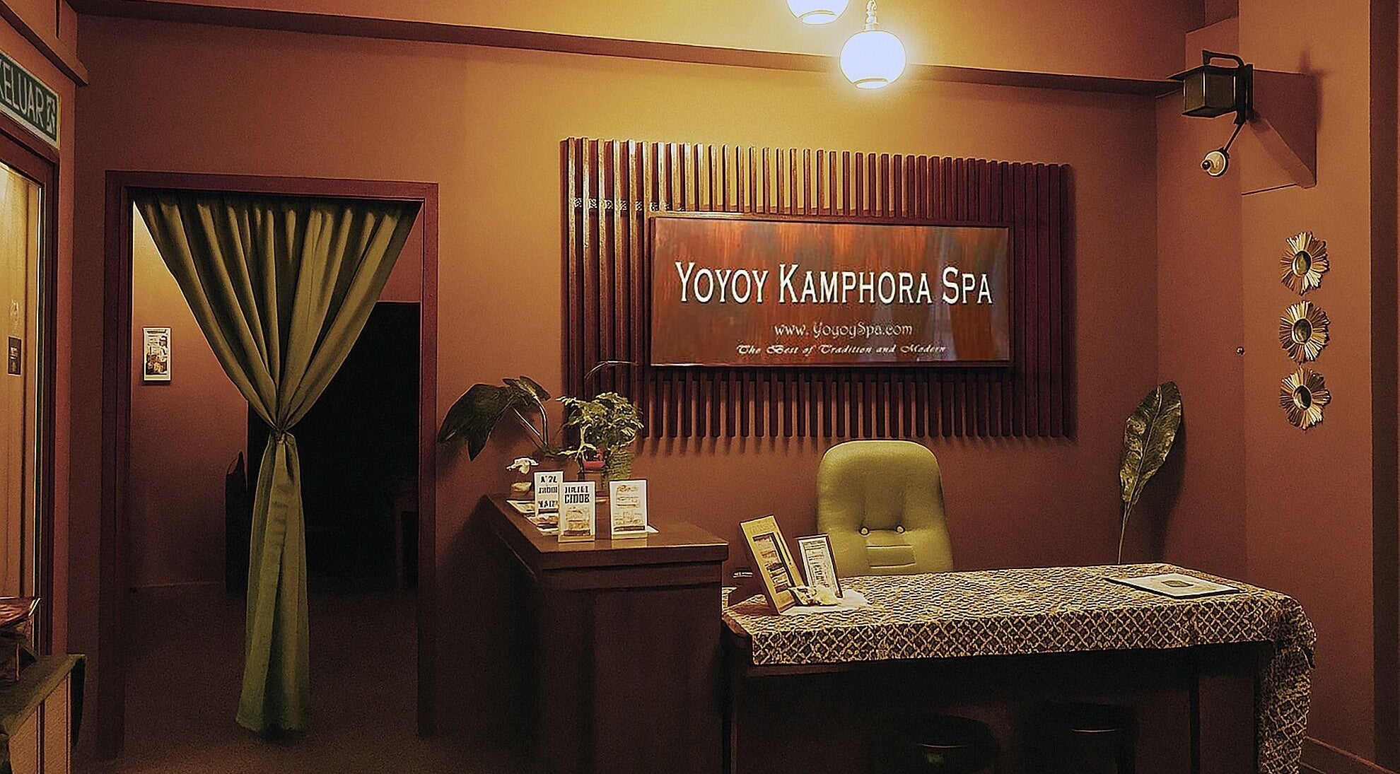 Reception area at Yoyoy Kamphora Spa at Taman Melawati (Ladies Only), Kuala Lumpur, welcoming with elegance.
