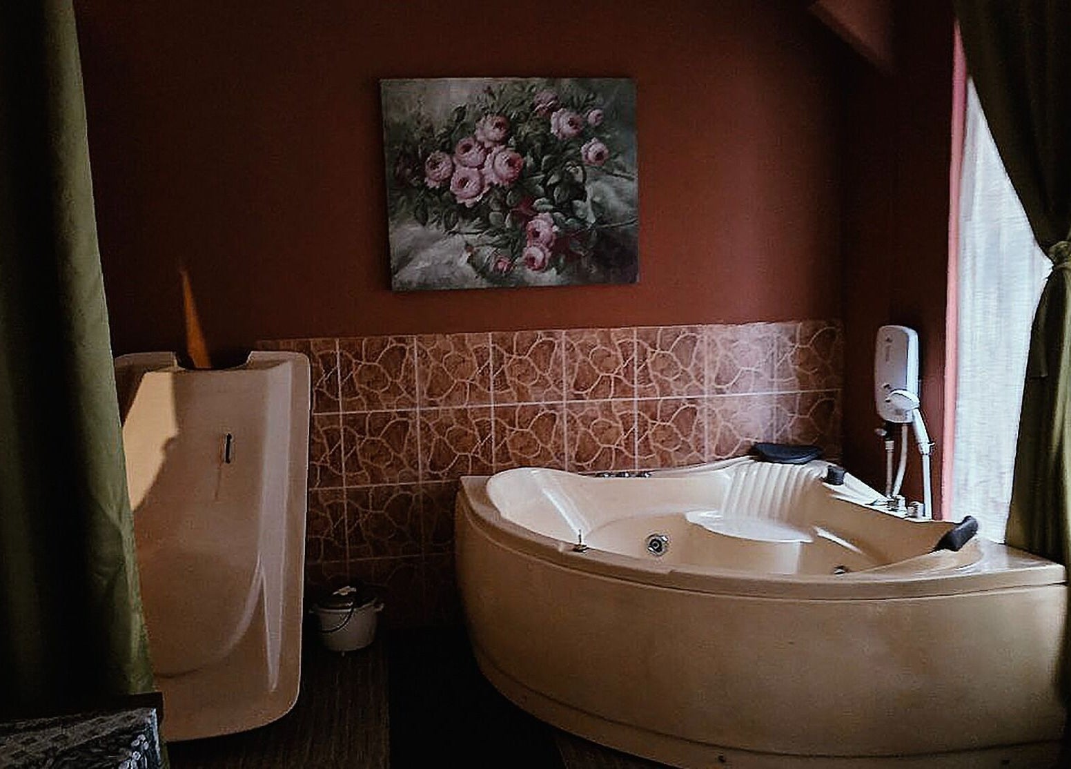 Luxurious bath area in Yoyoy Kamphora Spa at Taman Melawati, Kuala Lumpur, offering tranquility for ladies.