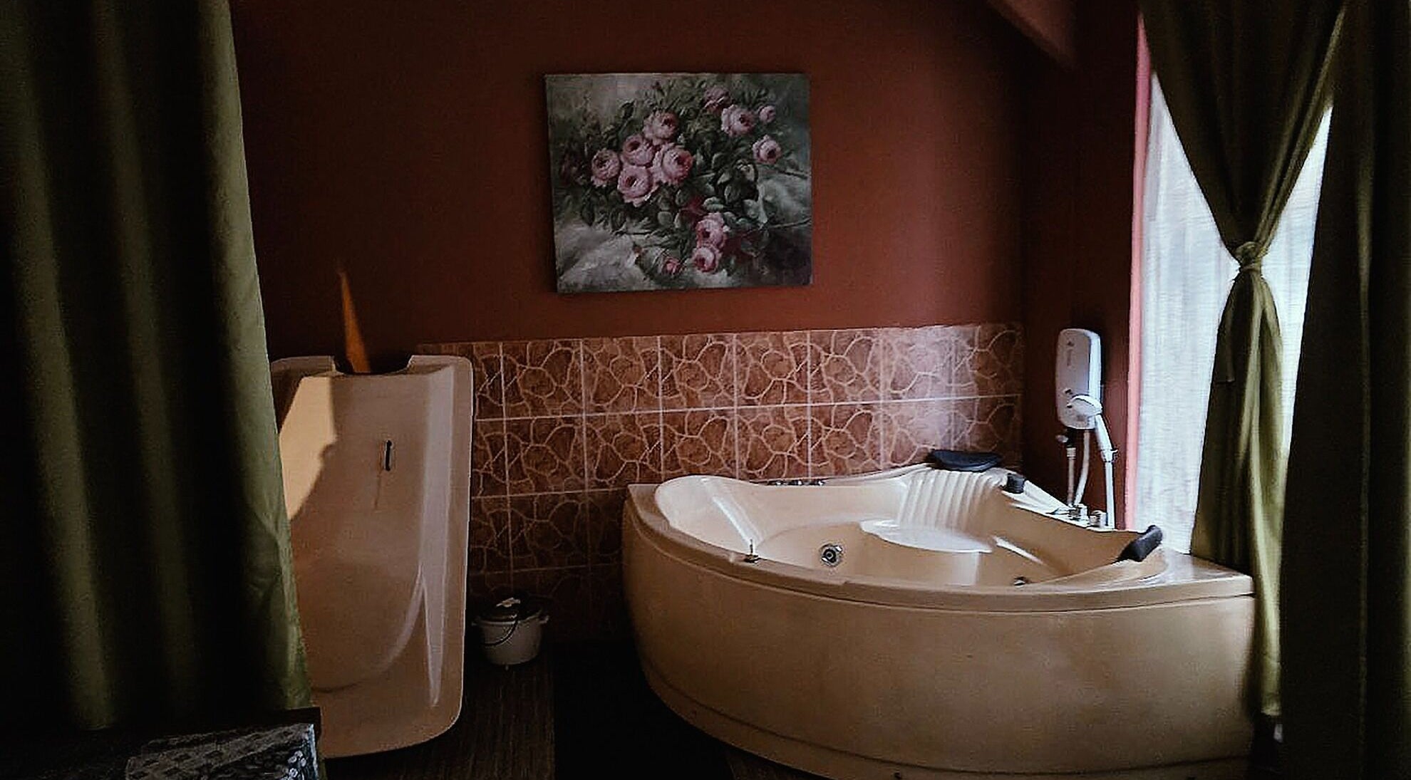Luxurious bath area in Yoyoy Kamphora Spa at Taman Melawati, Kuala Lumpur, offering tranquility for ladies.
