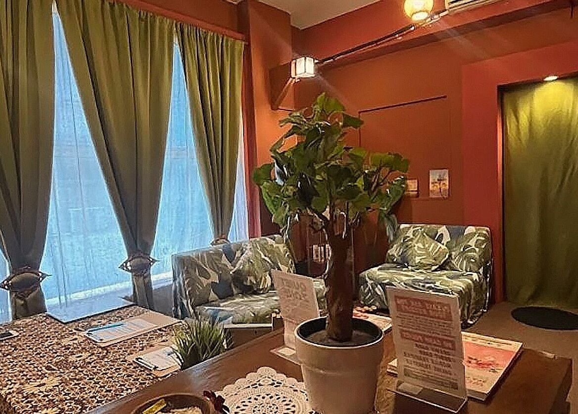 Cozy lounge with plants at Yoyoy Kamphora Spa, Taman Melawati, Kuala Lumpur, Wilayah Persekutuan Kuala Lumpur, MY.