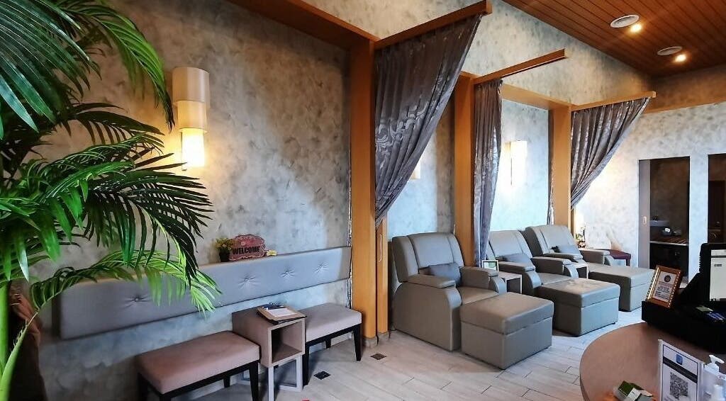 Relaxing lounge at Yoyoy Kamphora Spa @ Zenith Hotel Putrajaya, Wilayah Persekutuan, MY with elegant seating.