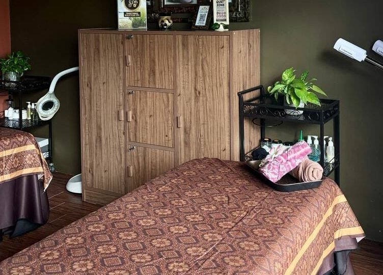 Elegant spa room at Yoyoy Kamphora Spa Ayer, 8 Putrajaya, Wilayah Persekutuan Putrajaya, MY. Exclusive for ladies.