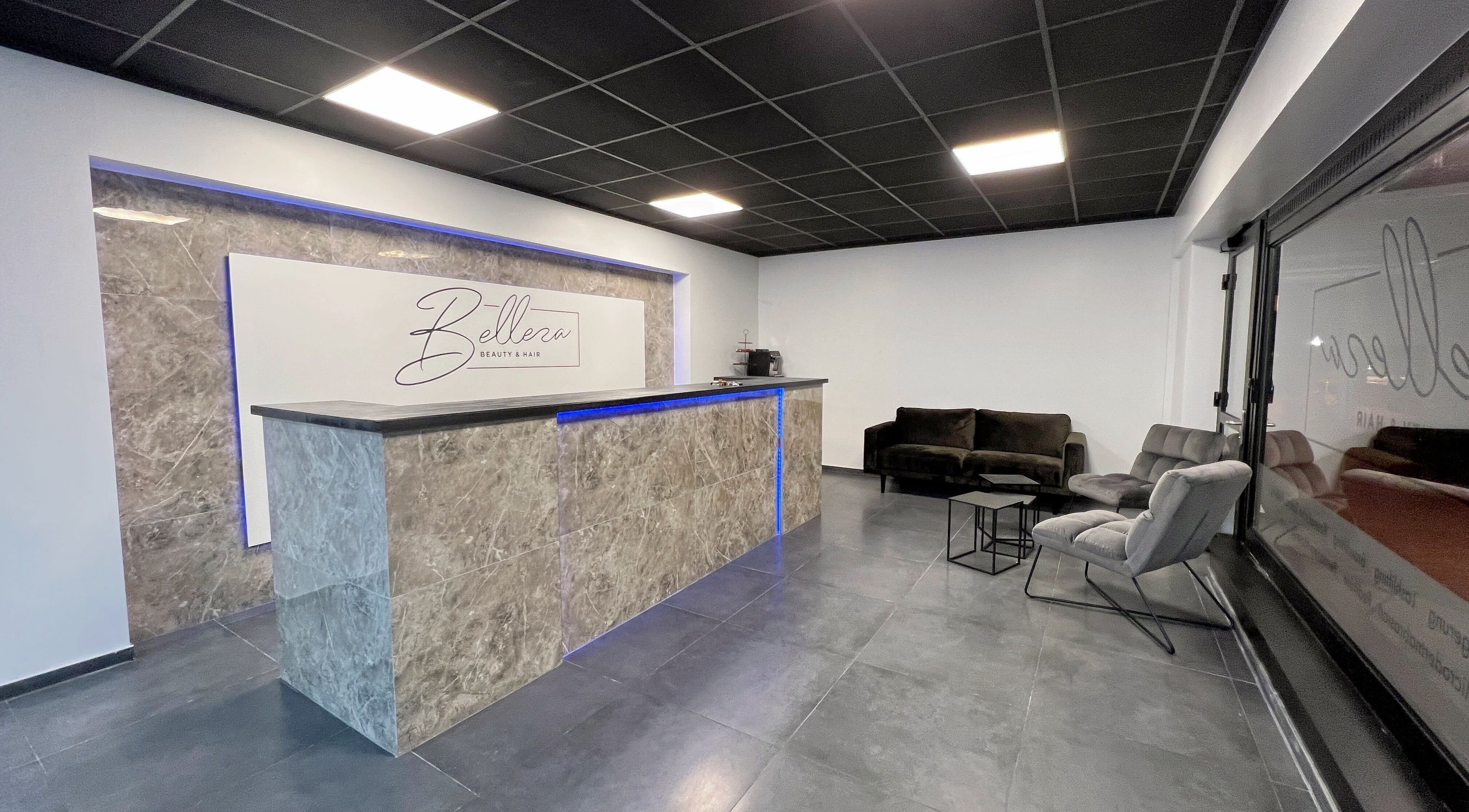 Moderner Empfangsbereich bei Belleza in Bovenden, Niedersachsen, DE mit stilvollem Interieur.