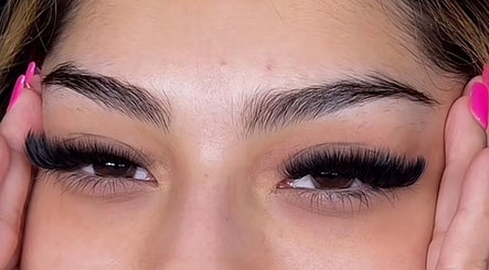 Sublime extensions de cils chez Holyglowtouch, Nogent-sur-Marne, Île-de-France, FR.