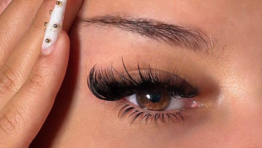 Extensions de cils élégants à Holyglowtouch, Nogent-sur-Marne, Île-de-France, FR.