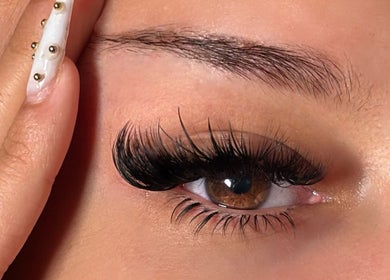 Extensions de cils élégants à Holyglowtouch, Nogent-sur-Marne, Île-de-France, FR.