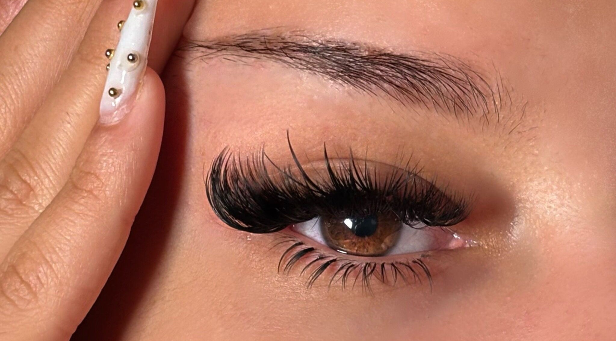 Extensions de cils élégants à Holyglowtouch, Nogent-sur-Marne, Île-de-France, FR.