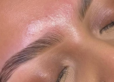 Beauté des sourcils parfaitement soignés chez Holyglowtouch, Nogent-sur-Marne, Île-de-France, FR.