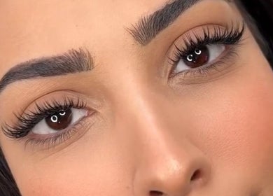 Close-up de magnifiques cils et sourcils à Holyglowtouch, Nogent-sur-Marne, Île-de-France, FR.