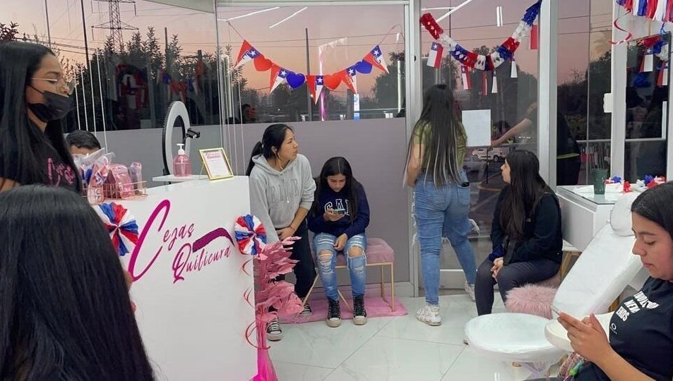 Clientes esperan en Cejas Quilicura decorado alegremente en Quilicura, Región Metropolitana, CL.