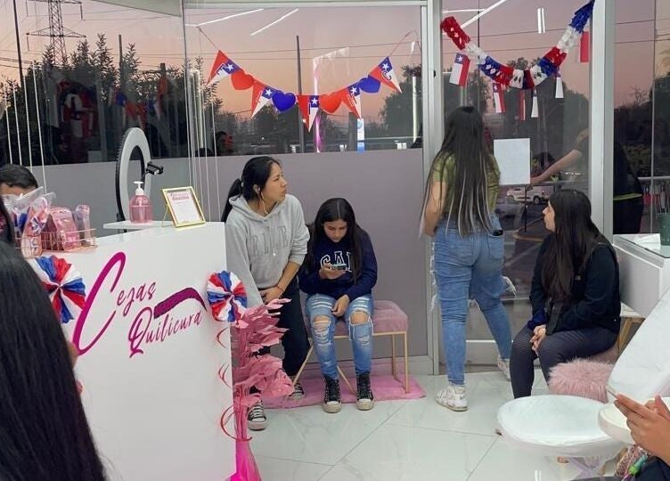 Clientes esperan en Cejas Quilicura decorado alegremente en Quilicura, Región Metropolitana, CL.