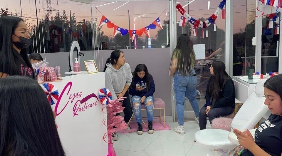 Clientes esperan en Cejas Quilicura decorado alegremente en Quilicura, Región Metropolitana, CL.
