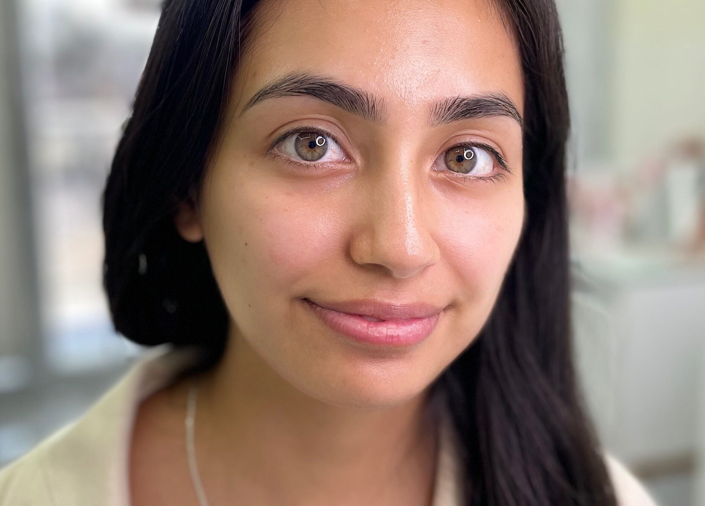 Cliente satisfecha con cejas perfectas en Cejas Quilicura, Quilicura, Región Metropolitana, CL.