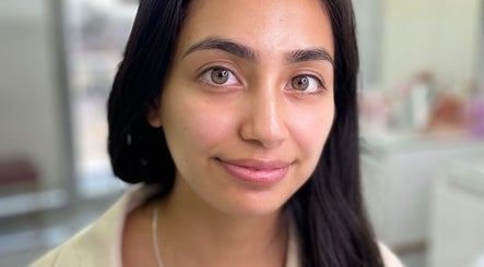 Cliente satisfecha con cejas perfectas en Cejas Quilicura, Quilicura, Región Metropolitana, CL.