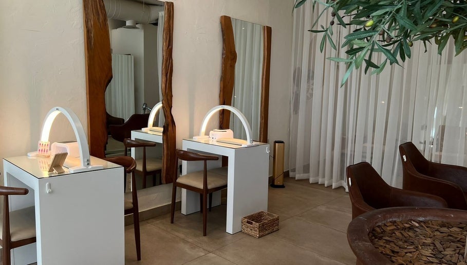 Elegant interior of Be.salon in Riyadh with stylish wooden mirrors and chic seating.