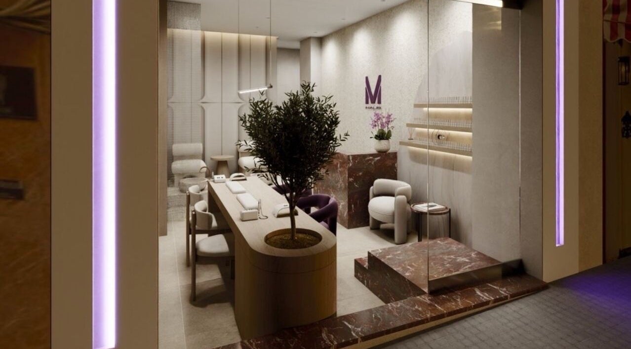 Κομψό εσωτερικό του MV HAUS στη Θεσσαλονίκη, GR με μοντέρνα έπιπλα και φυτά.