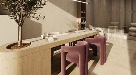 Κομψό σαλόνι περιποίησης στο MV HAUS, Θεσσαλονίκη, GR με μοντέρνα έπιπλα και minimal διακόσμηση.