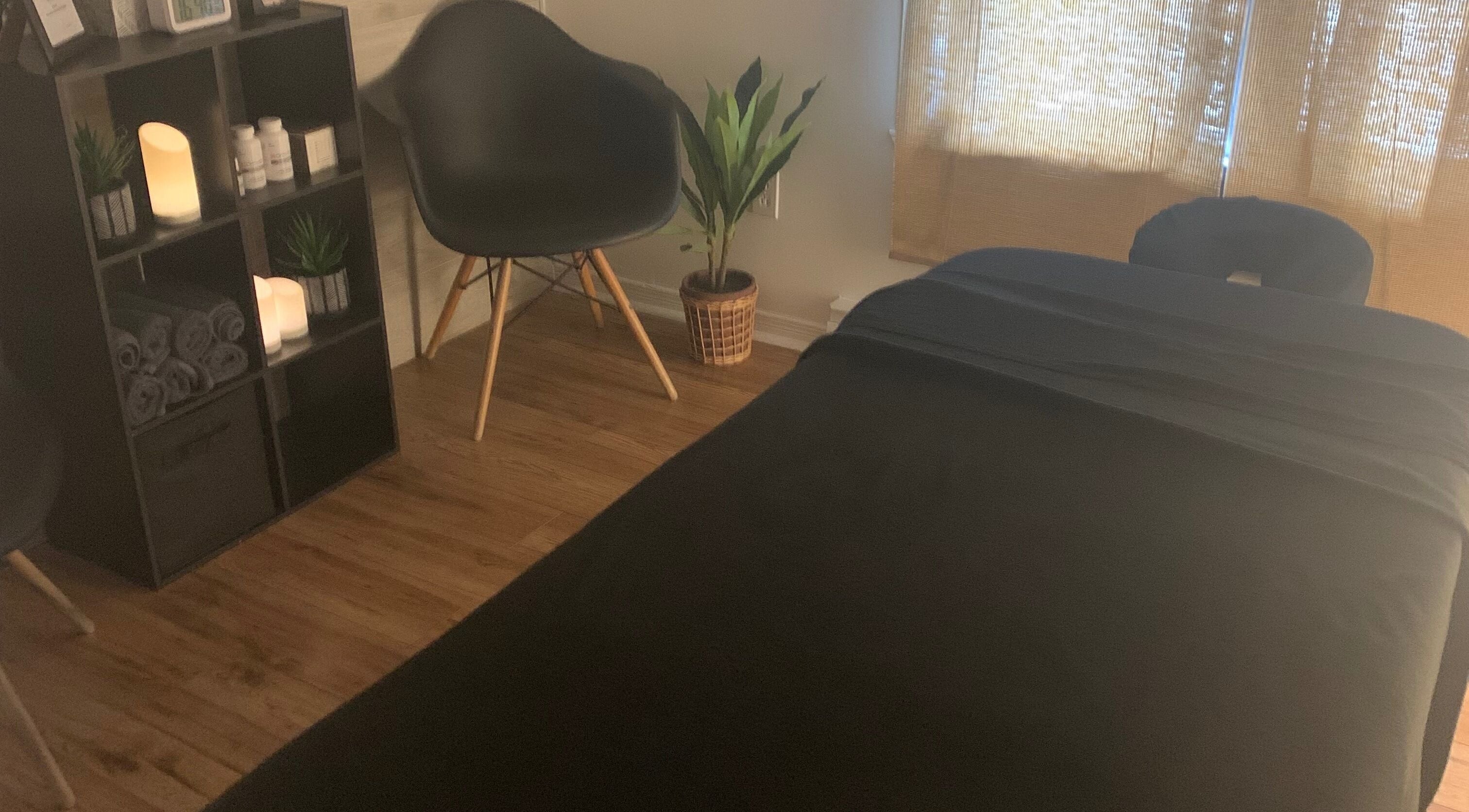 Salle de massage sereine chez Vh Massothérapie & Relation D’aide à Longueuil, Québec, CA.