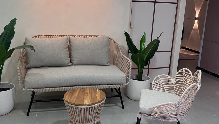 Espacio acogedor en Shalá Wellness Spa, Medellín, Antioquia, CO, con sofá y plantas decorativas.