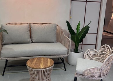 Espacio acogedor en Shalá Wellness Spa, Medellín, Antioquia, CO, con sofá y plantas decorativas.