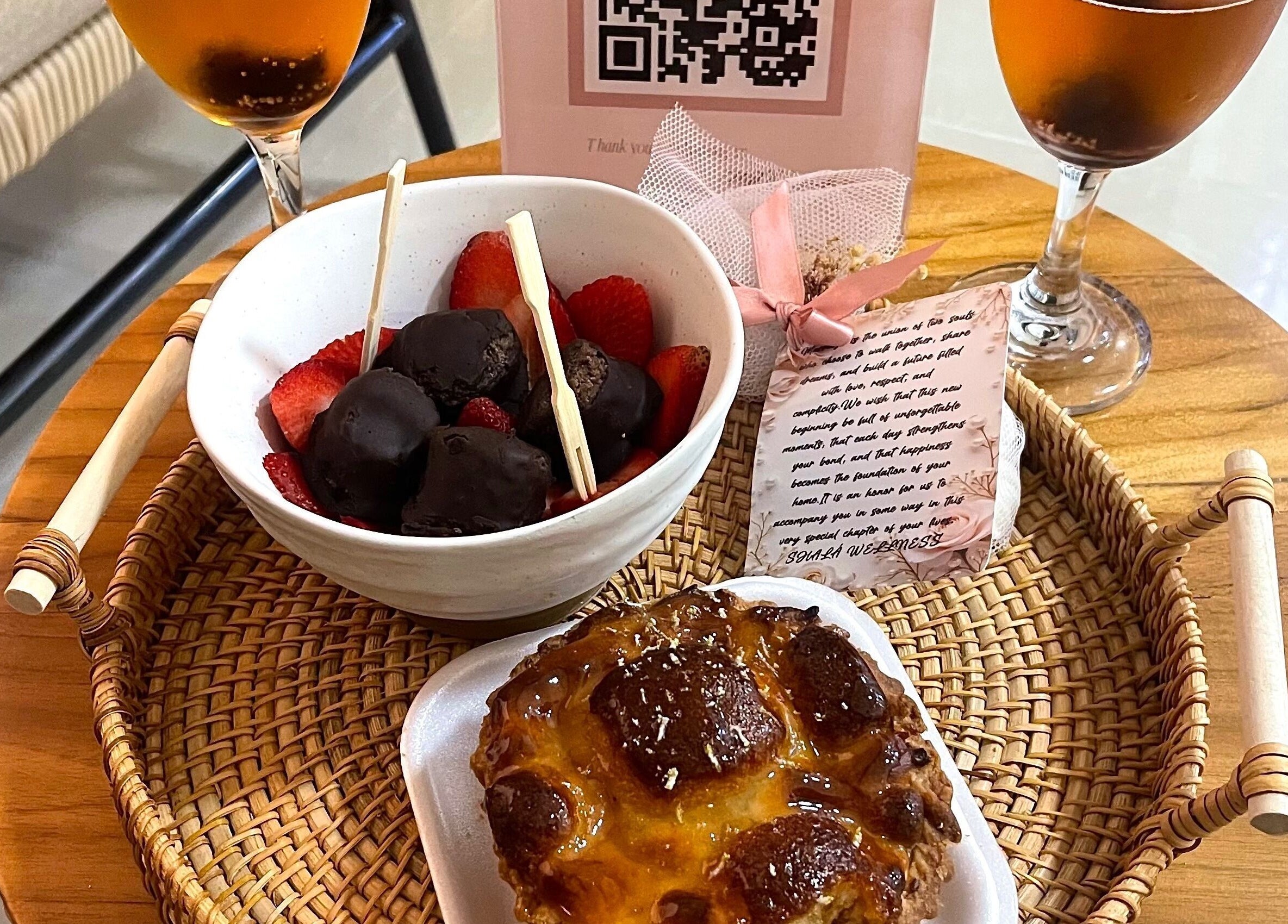 Sabroso desayuno en Shalá Wellness Spa, Medellín, Antioquia, CO, con fresas y bebida refrescante.