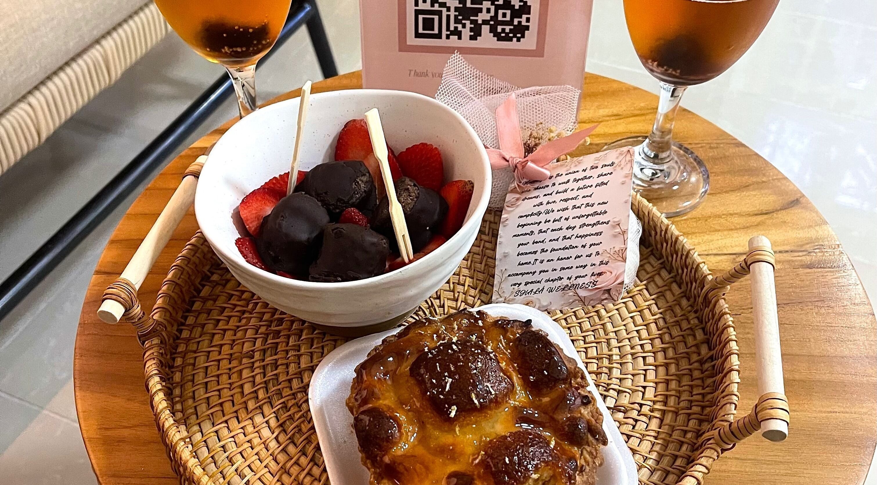 Sabroso desayuno en Shalá Wellness Spa, Medellín, Antioquia, CO, con fresas y bebida refrescante.