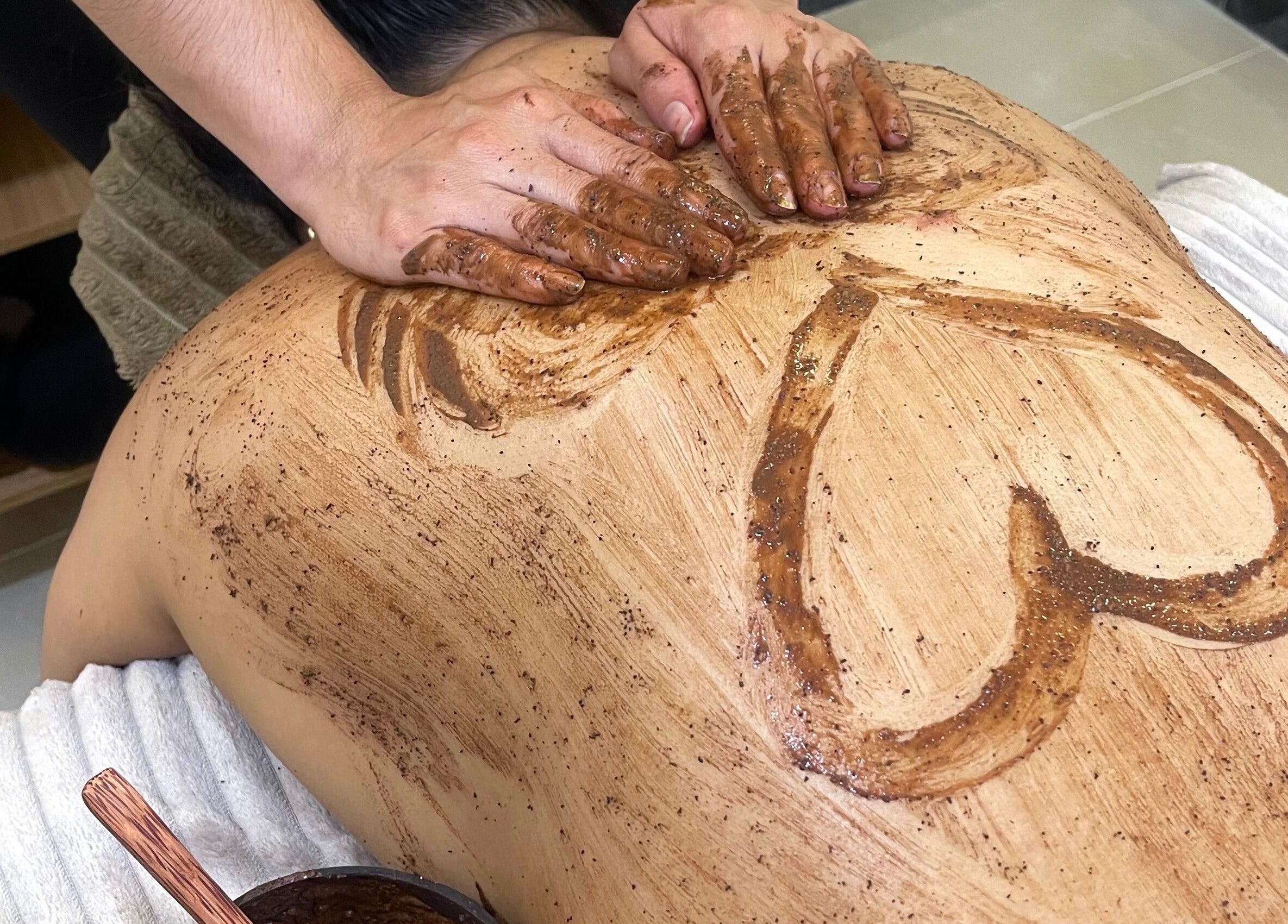 Masaje exfoliante en Shalá Wellness Spa en Medellín, Antioquia, CO, con diseño de corazón natural.