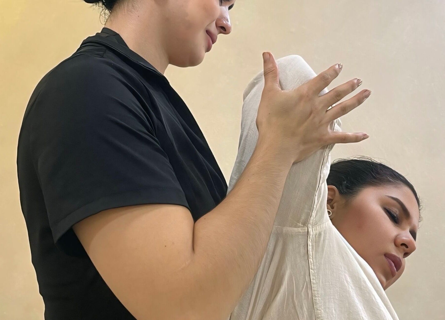 Terapia de masaje en Shalá Wellness Spa, Medellín, Antioquia, CO, para relajación y bienestar.