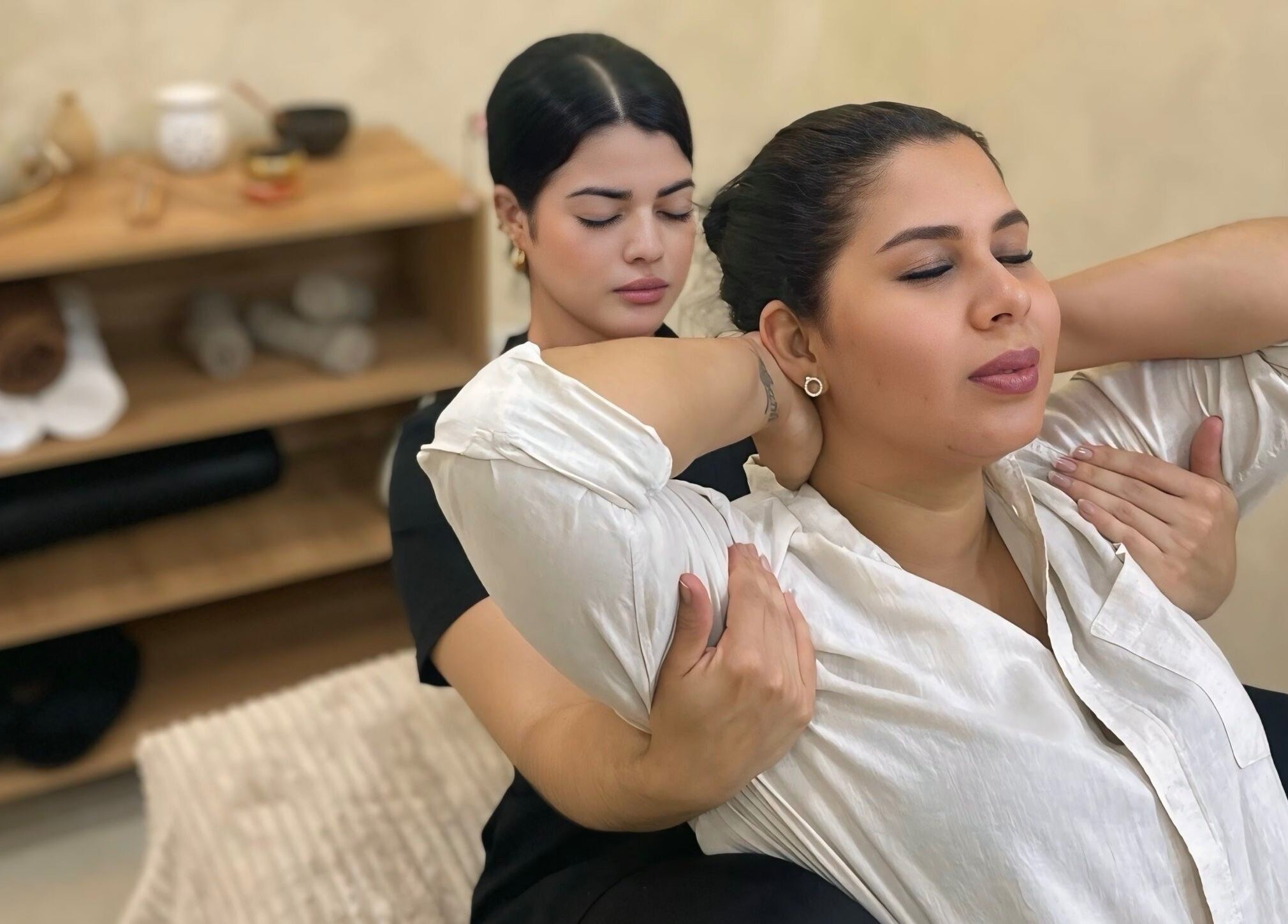 Terapia de masaje en Shalá Wellness Spa, Medellín, Antioquia, CO atrayendo relajación y bienestar.