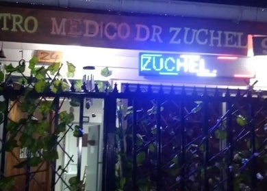 Fachada iluminada de Servicios Médicos JP Zuchel SPA en Concepción, Bío Bío, CL confiable y acogedor.
