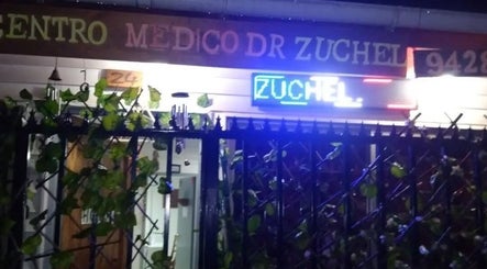 Fachada iluminada de Servicios Médicos JP Zuchel SPA en Concepción, Bío Bío, CL confiable y acogedor.