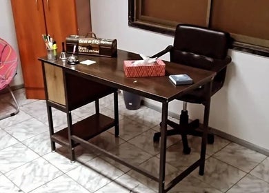 Oficina tranquila en Servicios Médicos JP Zuchel SPA, Concepción, Bío Bío, CL con escritorio y silla.