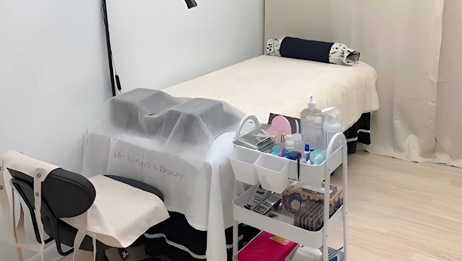 Her Eyelashes & Beauty位于纽约的现代美容房，设备齐全，环境舒适。