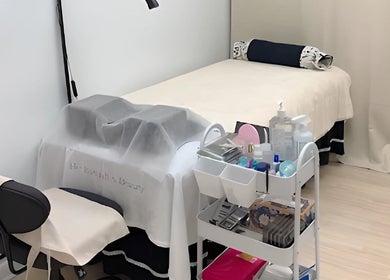 Her Eyelashes & Beauty位于纽约的现代美容房，设备齐全，环境舒适。