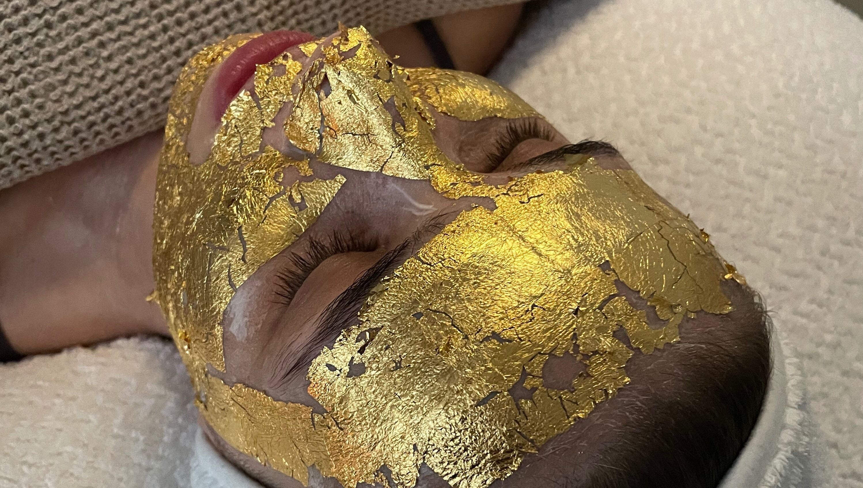 Zabieg maseczki złotej w Sculpture Serenity, Huntingdon, England, GB.