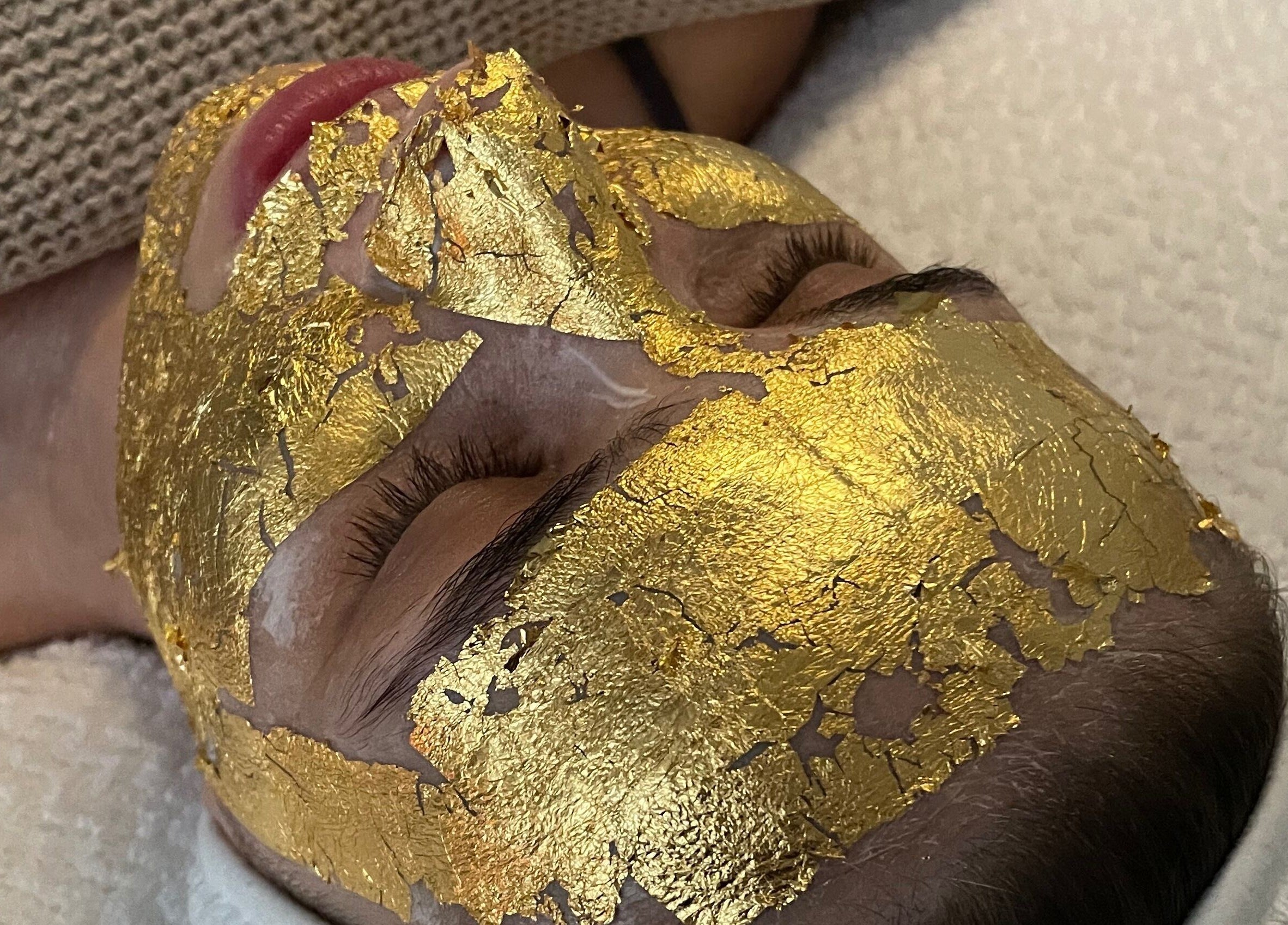 Zabieg maseczki złotej w Sculpture Serenity, Huntingdon, England, GB.