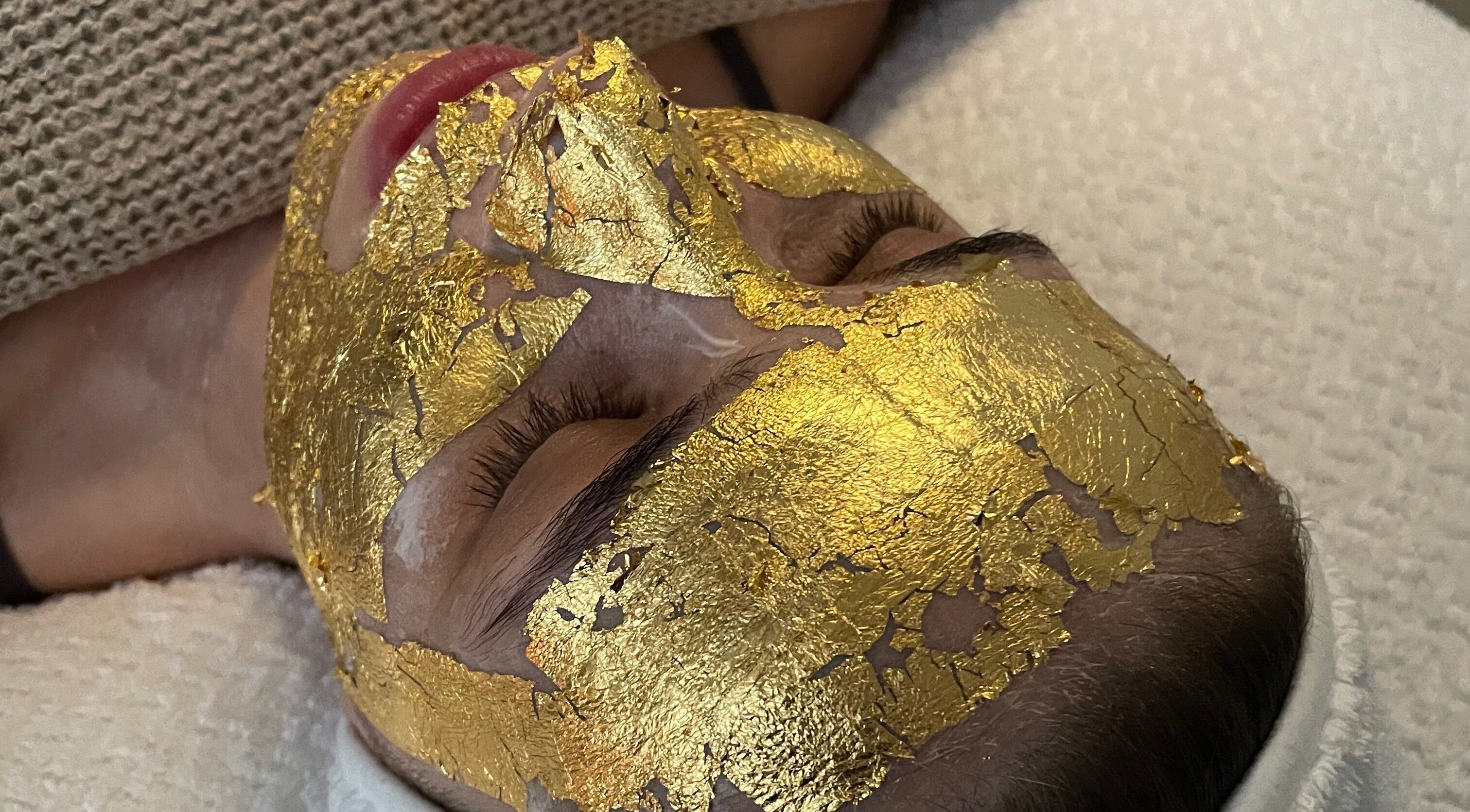 Zabieg maseczki złotej w Sculpture Serenity, Huntingdon, England, GB.