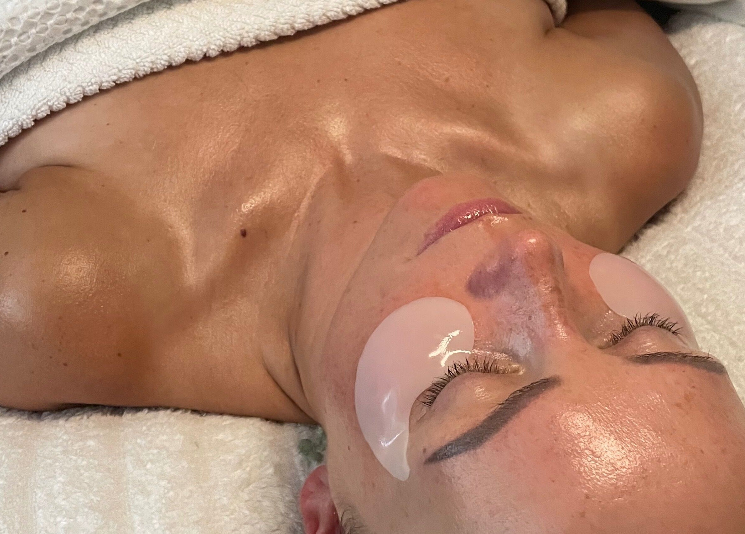 Zabieg spa na twarz w Sculpture Serenity, Huntingdon, England, GB, dla głębokiego relaksu.