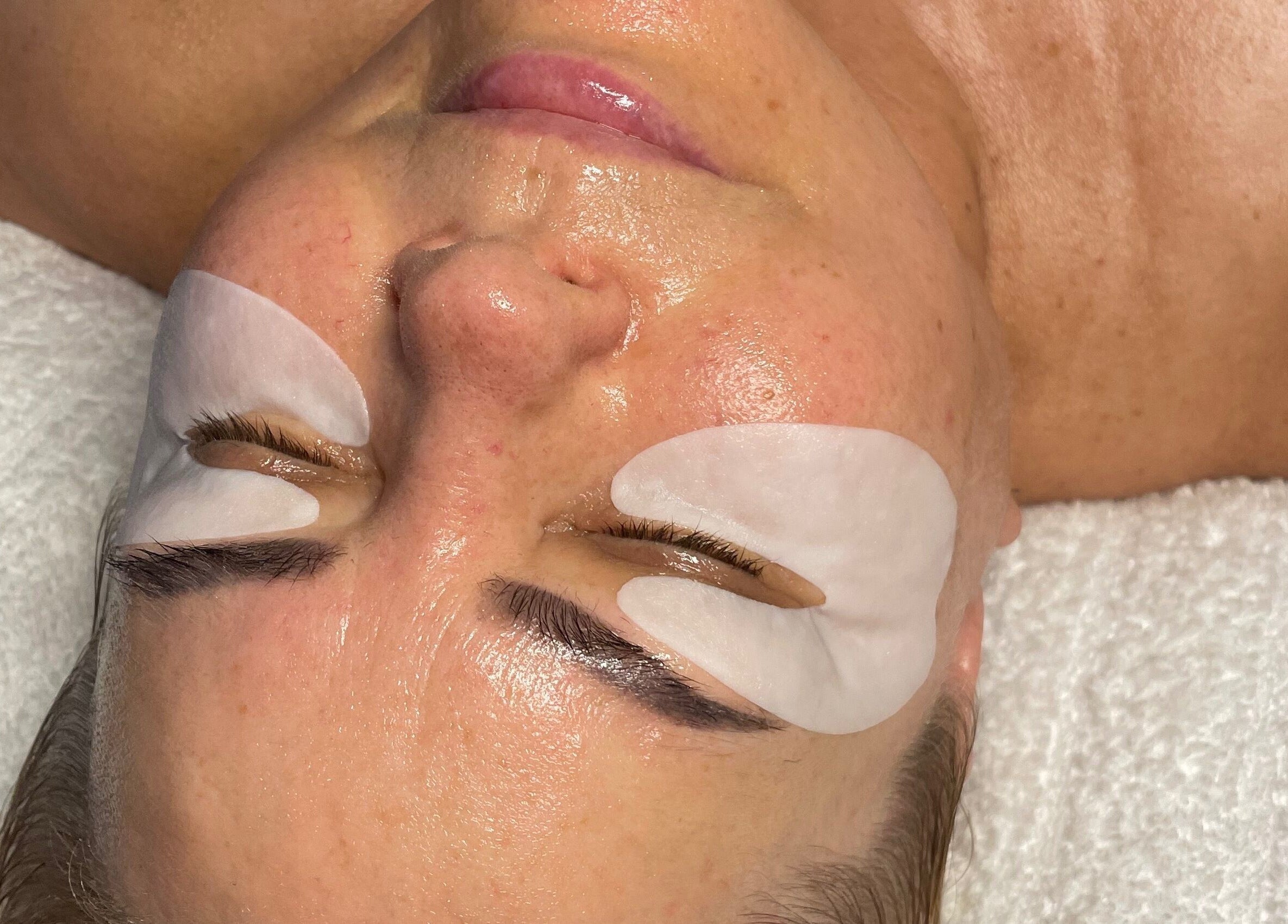 Relaksujący zabieg pod oczy w Sculpture Serenity, Huntingdon, England, GB, dla odświeżenia spojrzenia.